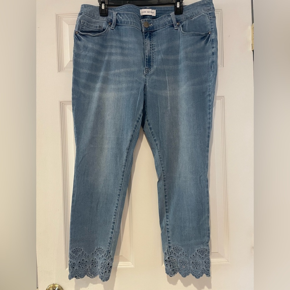 ⭐️3/$15⭐️Lane Bryant Blue Ankle Cropped Jeans with  Mid Rise Fit
